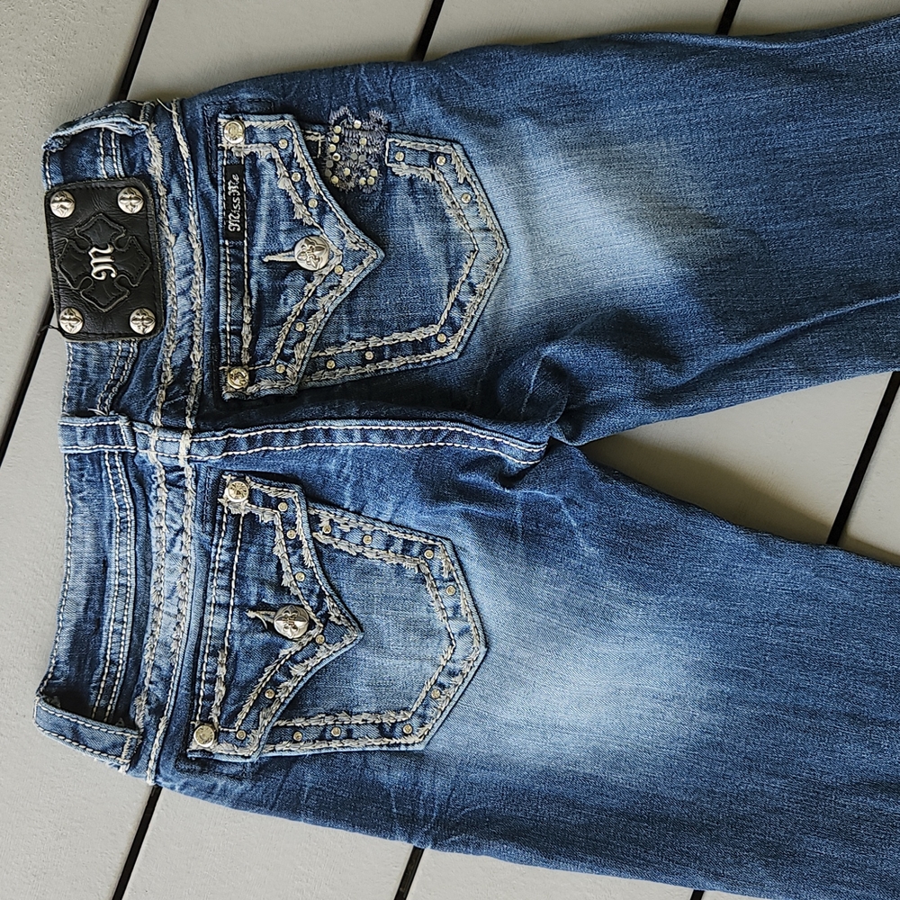 Miss Me Cuffed Capri Medium Wash - Picture 8 of 11